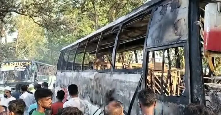 যাত্রীবাহী বাসে অগ্নিকাণ্ড